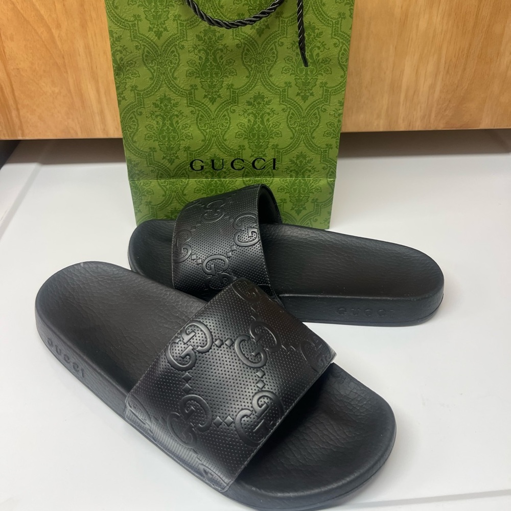 Men’s size 9 Gucci slides wore once they were to big